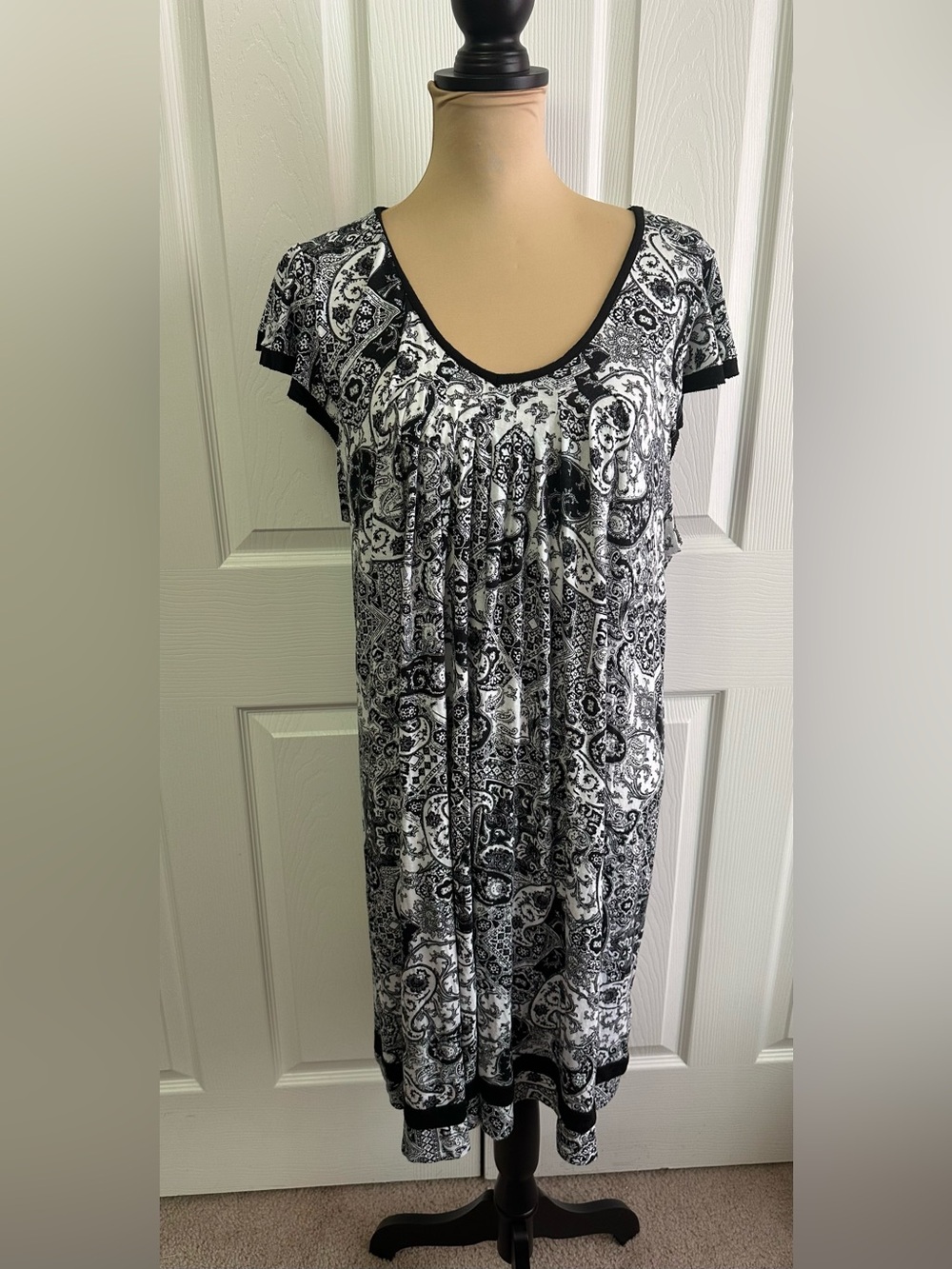 Ellen Tracy Black & White Paisley Scoop-Neck Nightgown